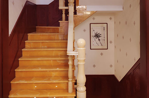 林州中式别墅室内汉白玉石楼梯的定制安装装饰效果